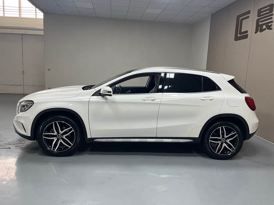 Mercedes-Benz GLA Mercedes-Benz GLA