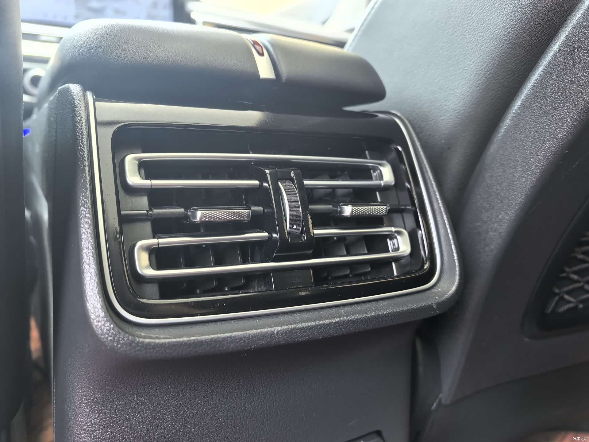 Hongqi HS5, 2024 12