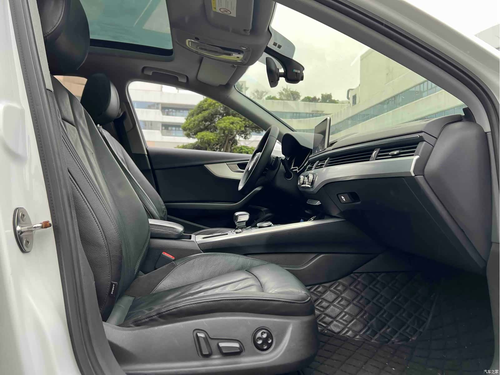 Audi A4L, 2018 все фото