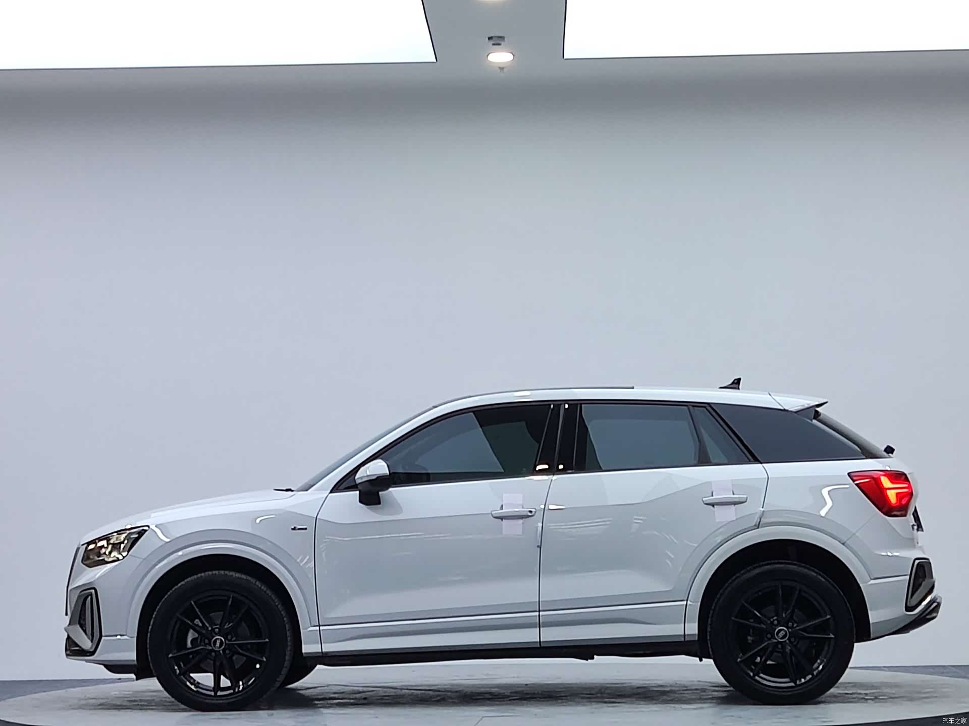 Audi Q2L, 2021 все фото