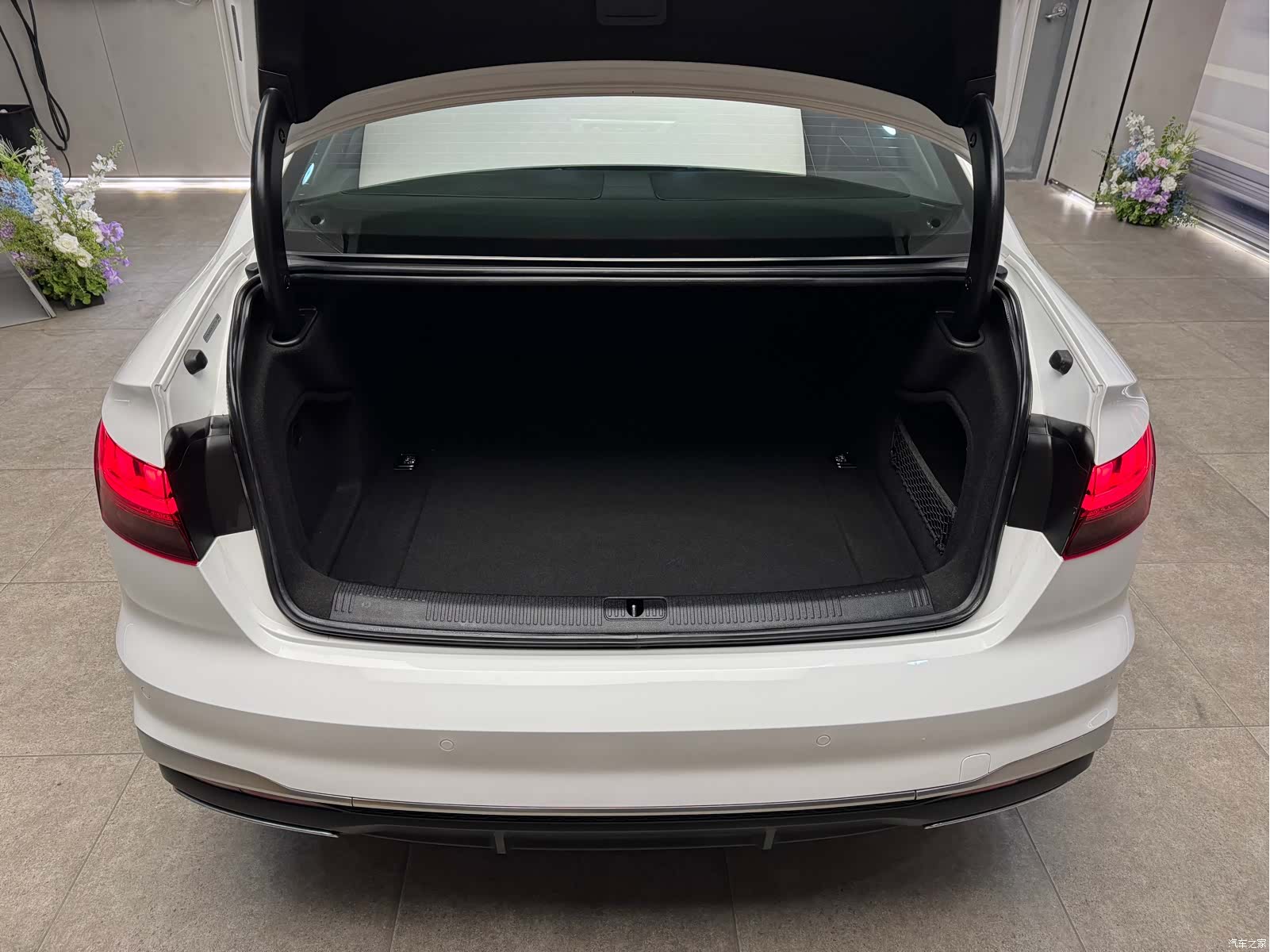 Audi A4L, 2022 все фото