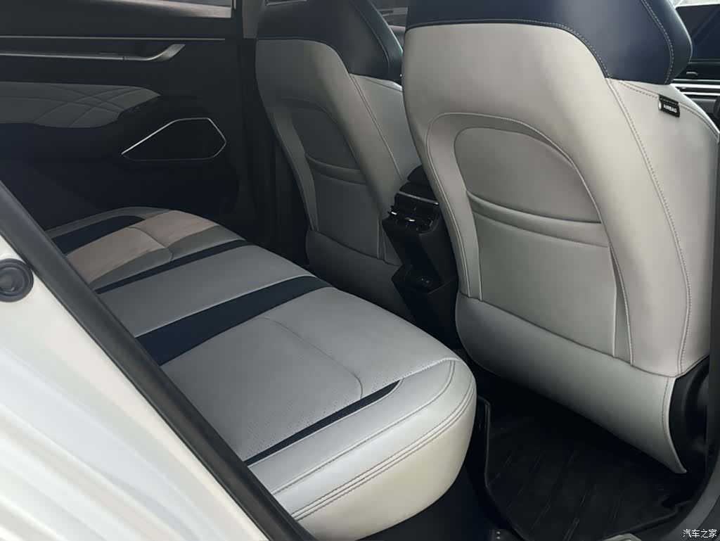 Geely Emgrand, 2022 14