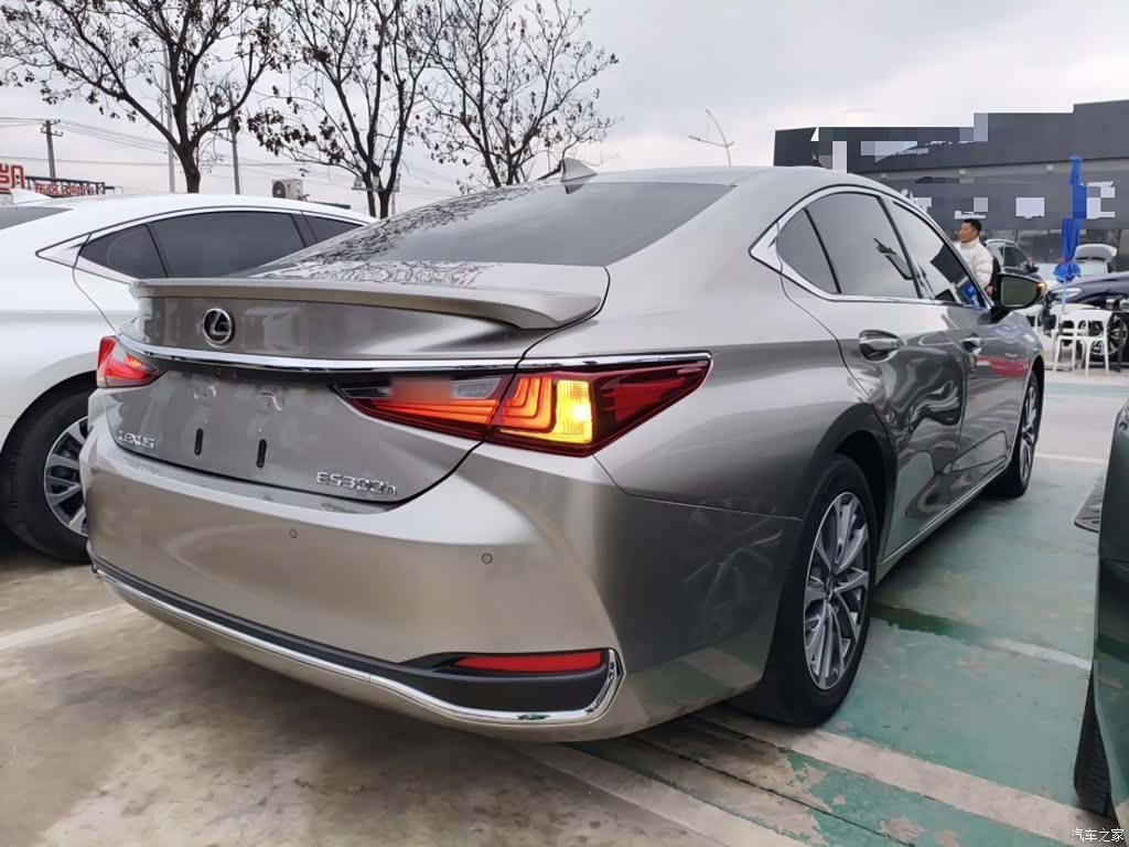 Lexus ES, 2023 все фото