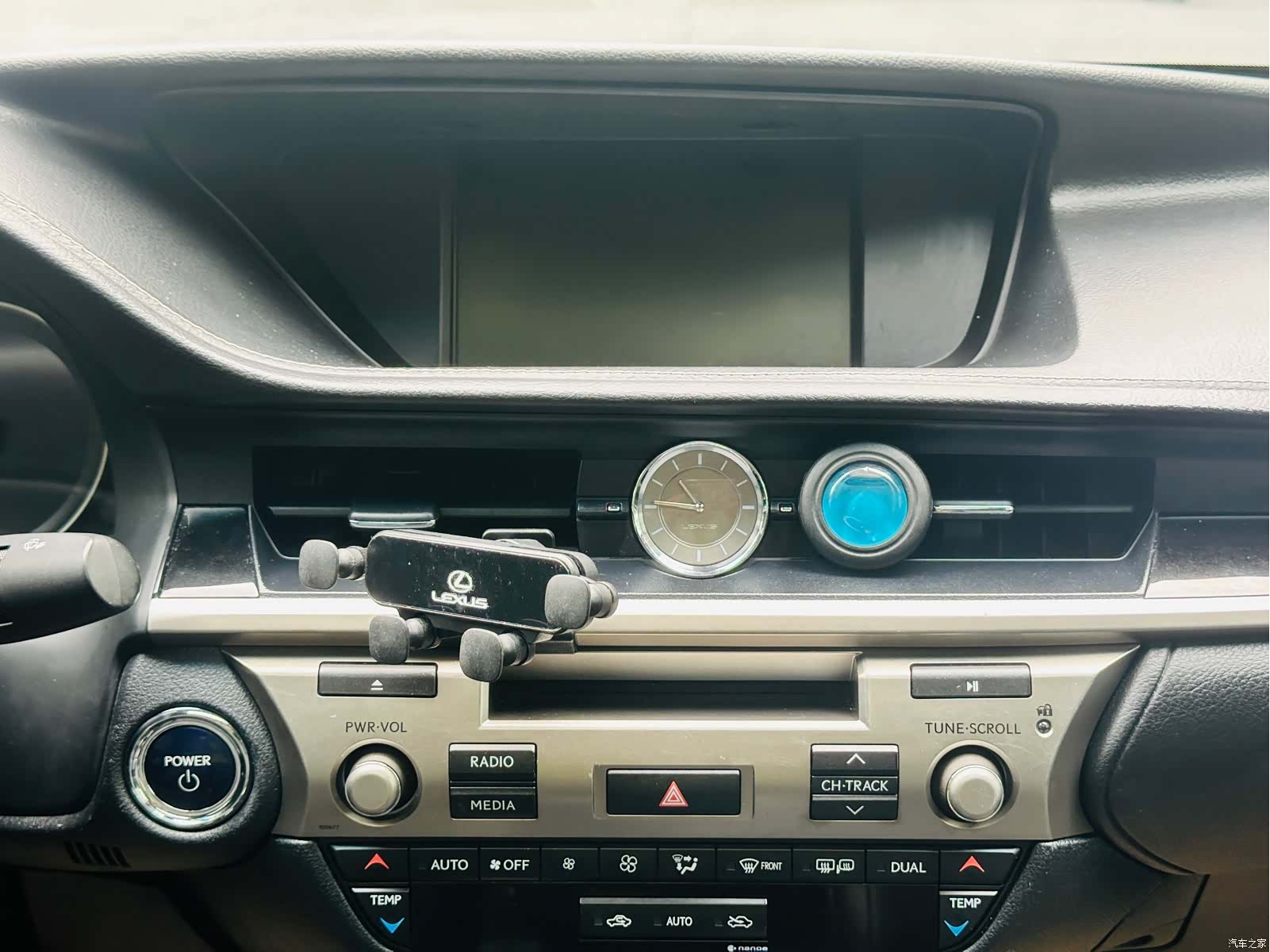 Lexus ES, 2018 28
