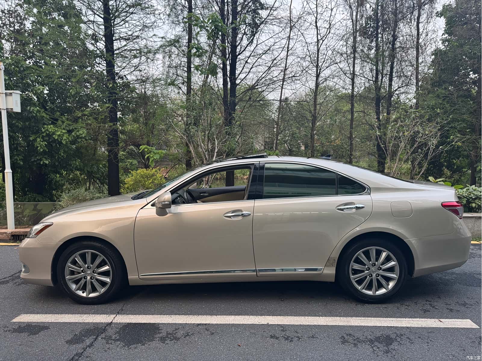 Lexus ES, 2011 4
