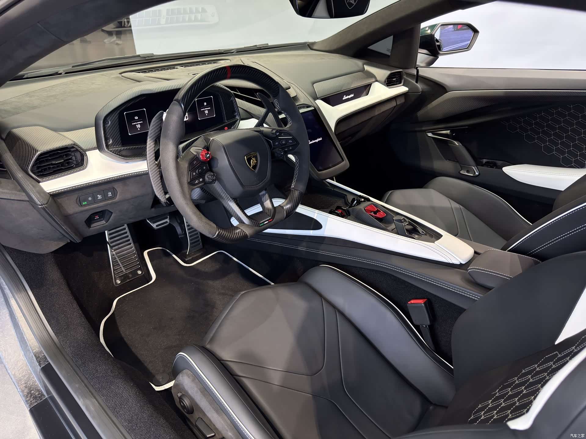 Lamborghini Revuelto, 2025 7