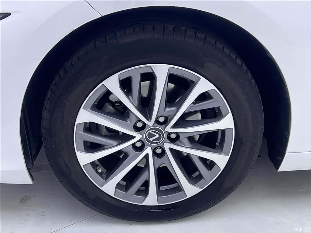 Lexus ES, 2024 11