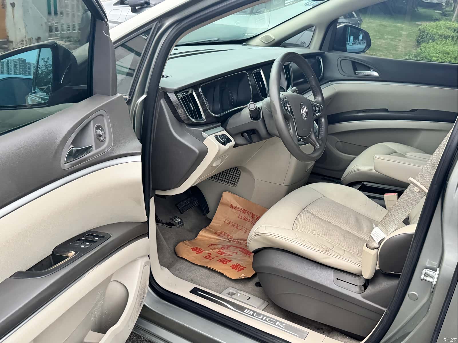 Buick GL8, 2011 6