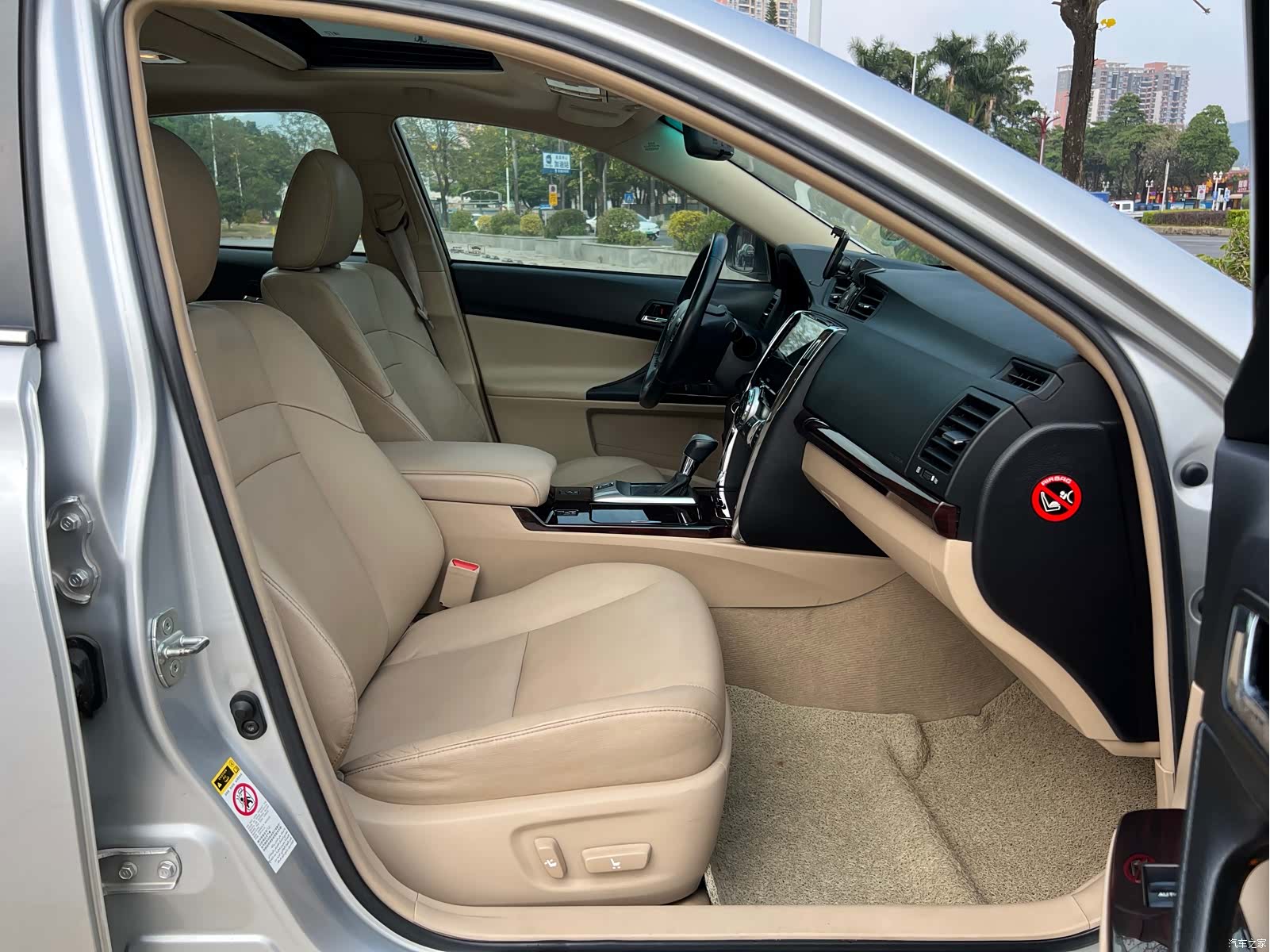 Toyota 2.5V, 2011 17