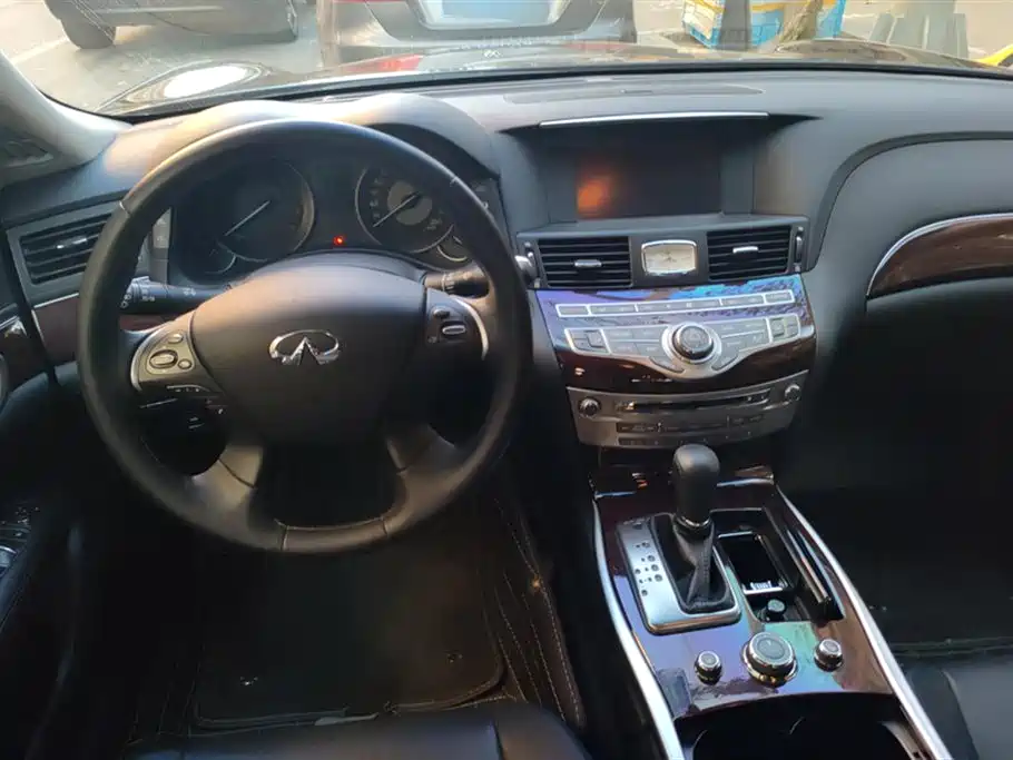 Infiniti Q70