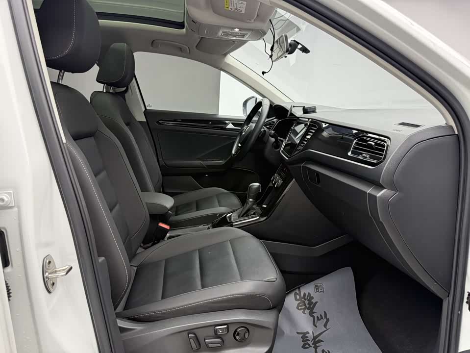 Volkswagen T-ROC exploring Songs