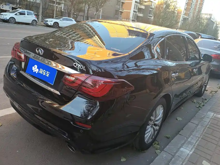Infiniti Q70