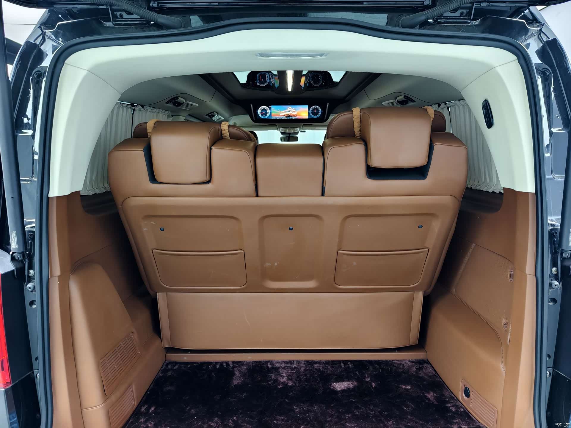 Mercedes-Benz 7, 2023 18
