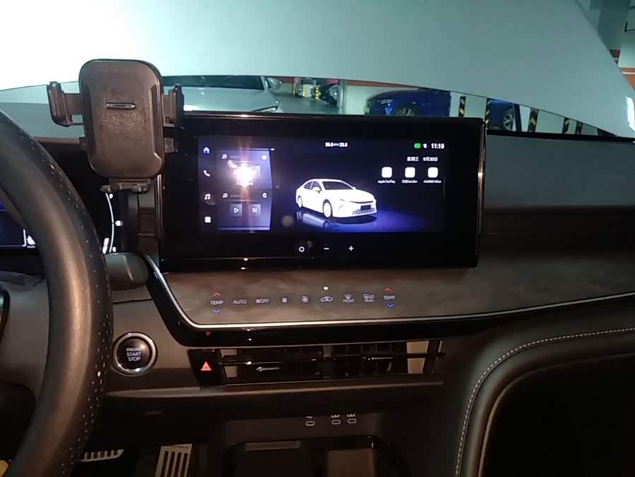 Toyota Camry 2024, фото 13