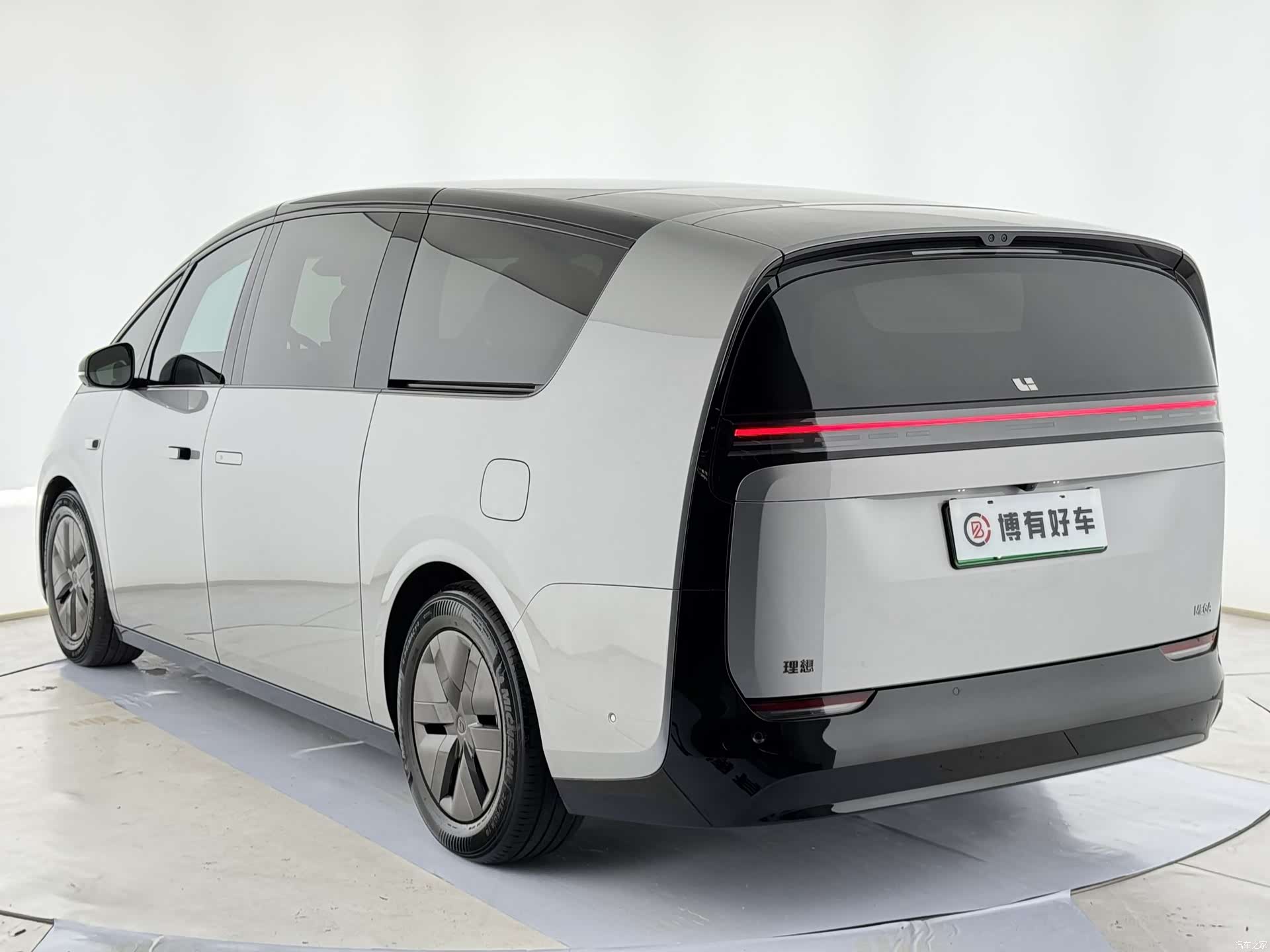 Li Auto MEGA, 2024 18