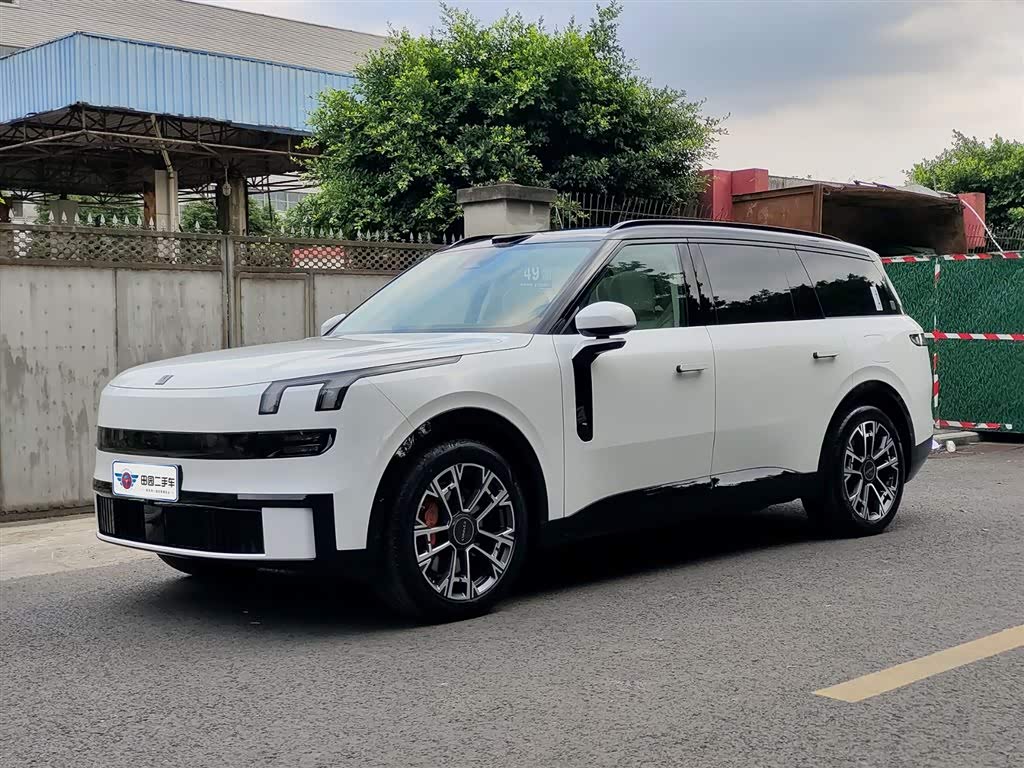 Lynk & Co 900