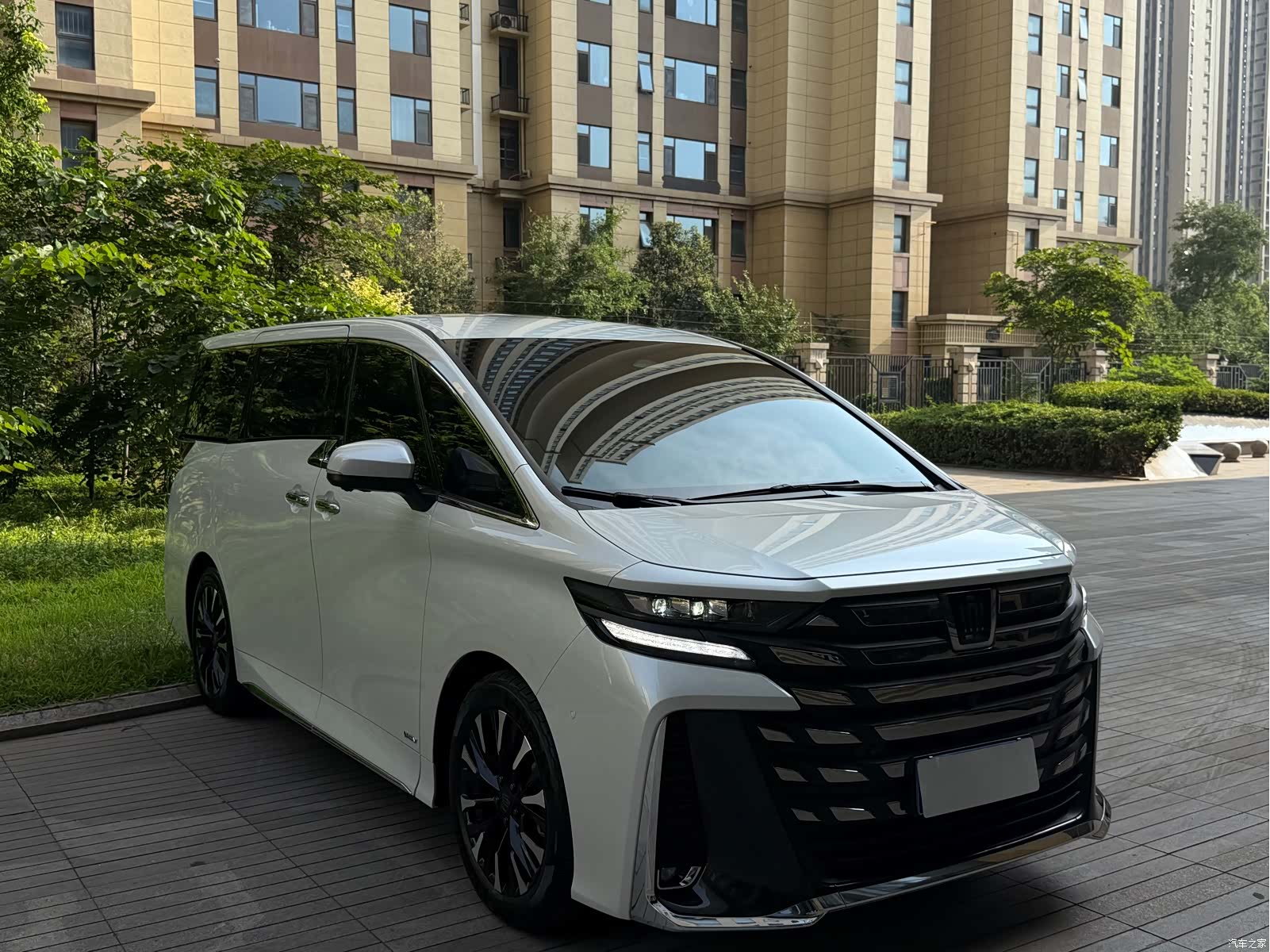 Toyota Vellfire, 2025 4