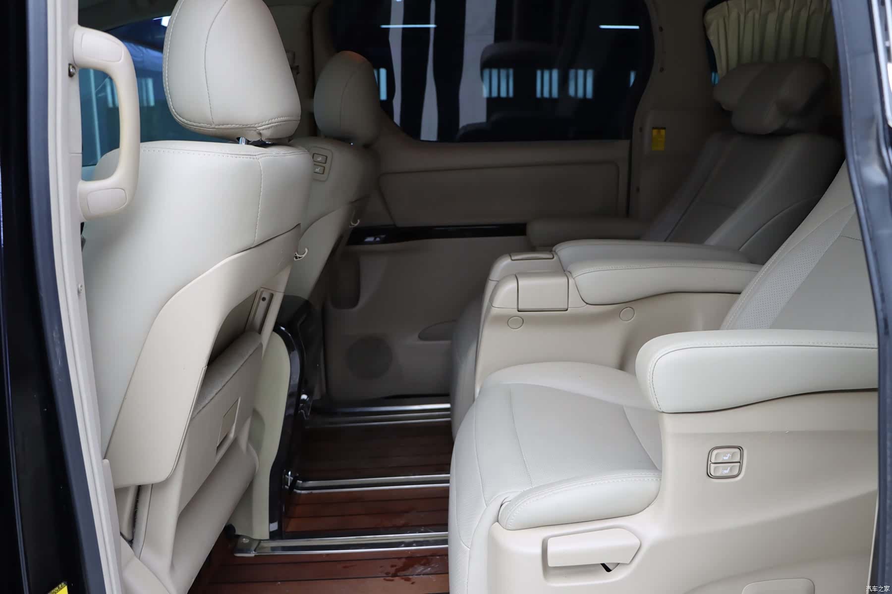 Toyota Alphard, 2015 28