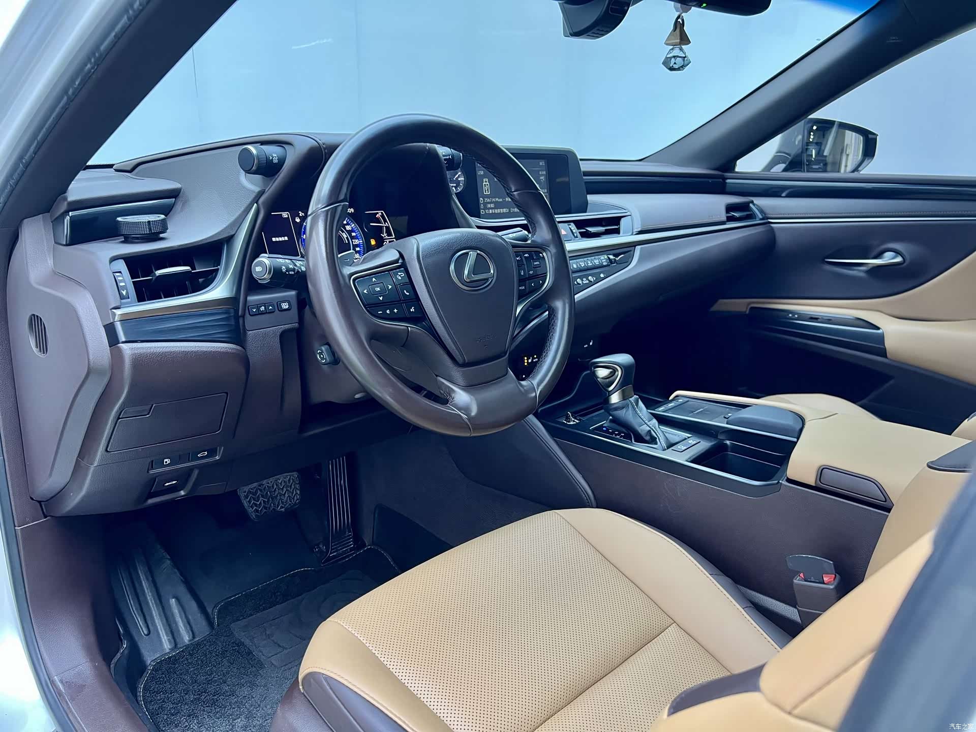 Lexus ES, 2018 12