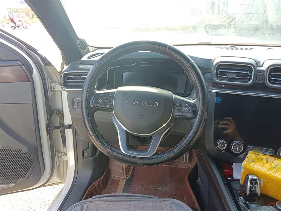 Lynk & Co 03