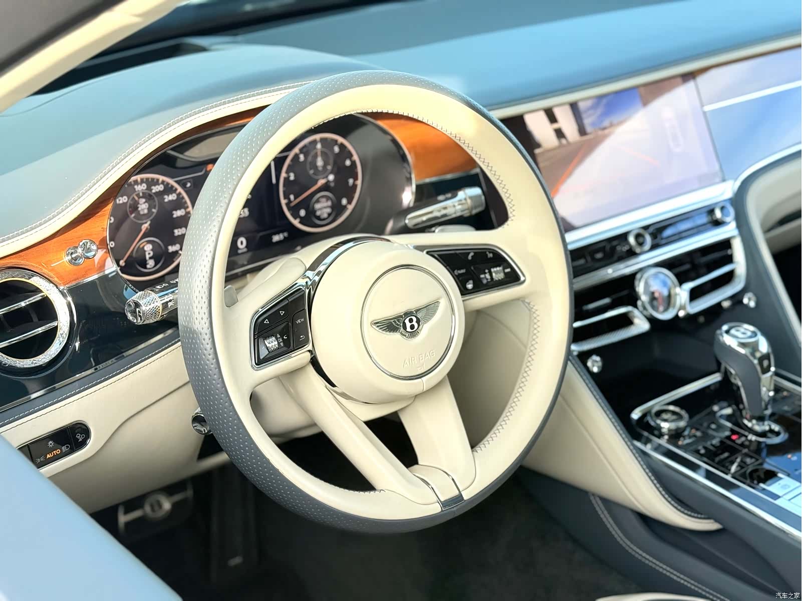 Bentley Flying Spur, 2022 13