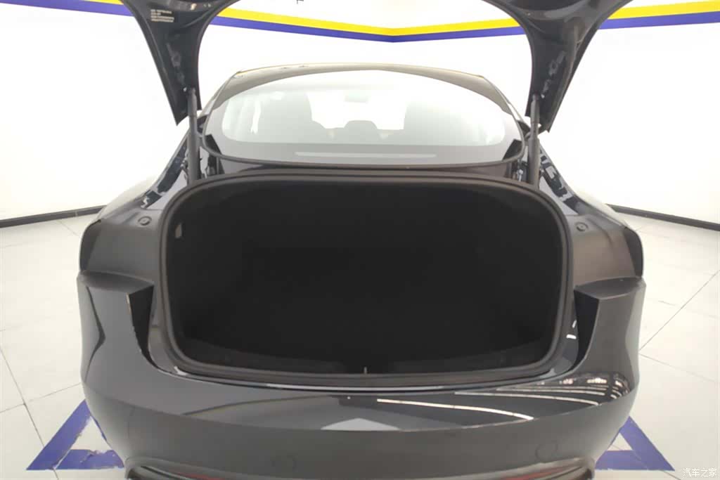 Tesla Model 3, 2025 4