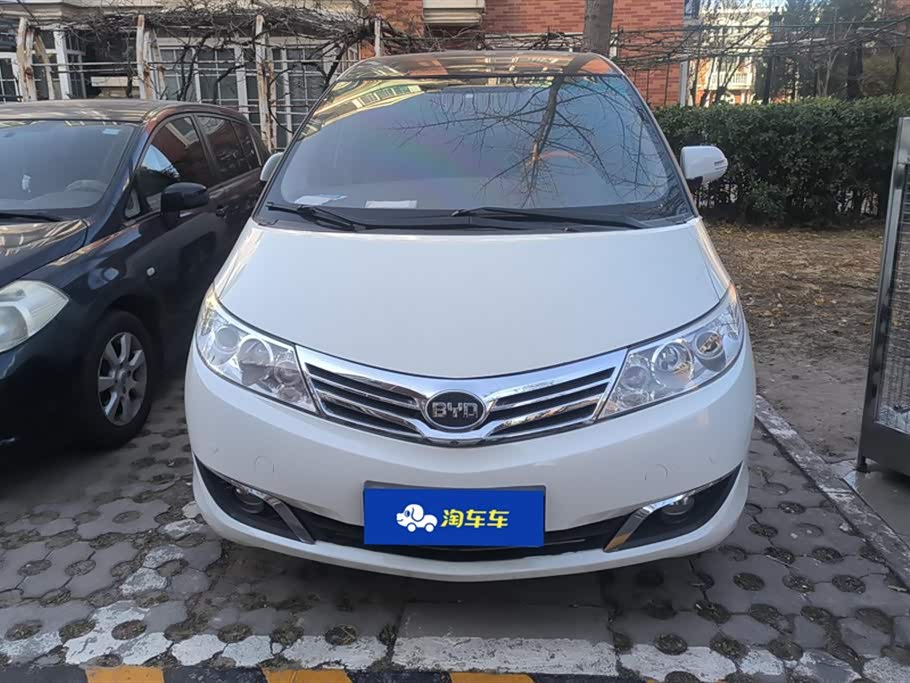 BYD M6
