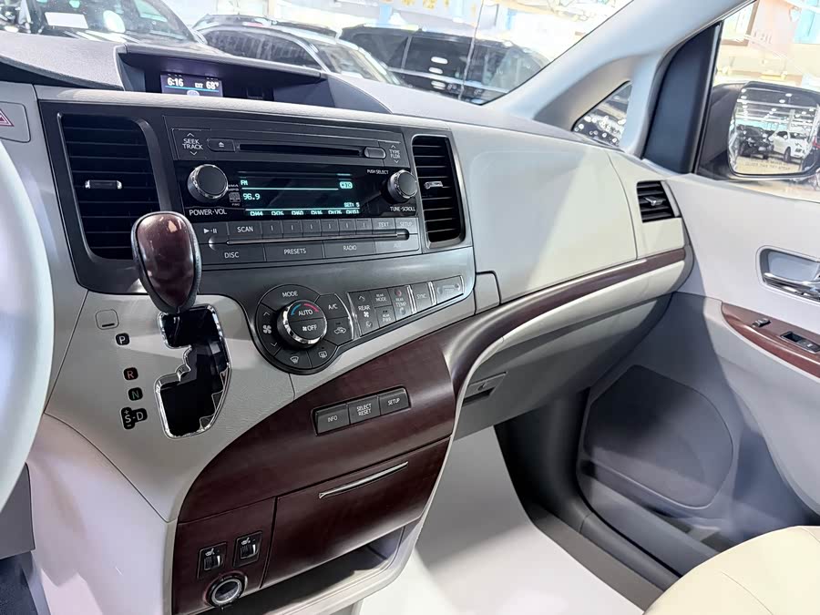 Toyota SIENNA 2014, фото 6