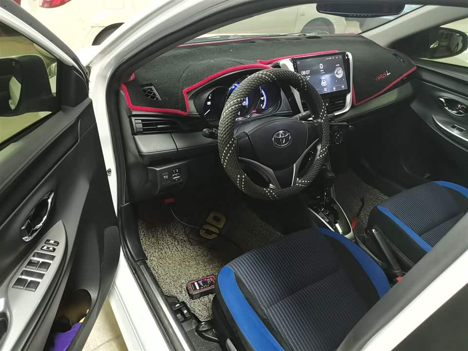 Toyota YARiS L to enjoy