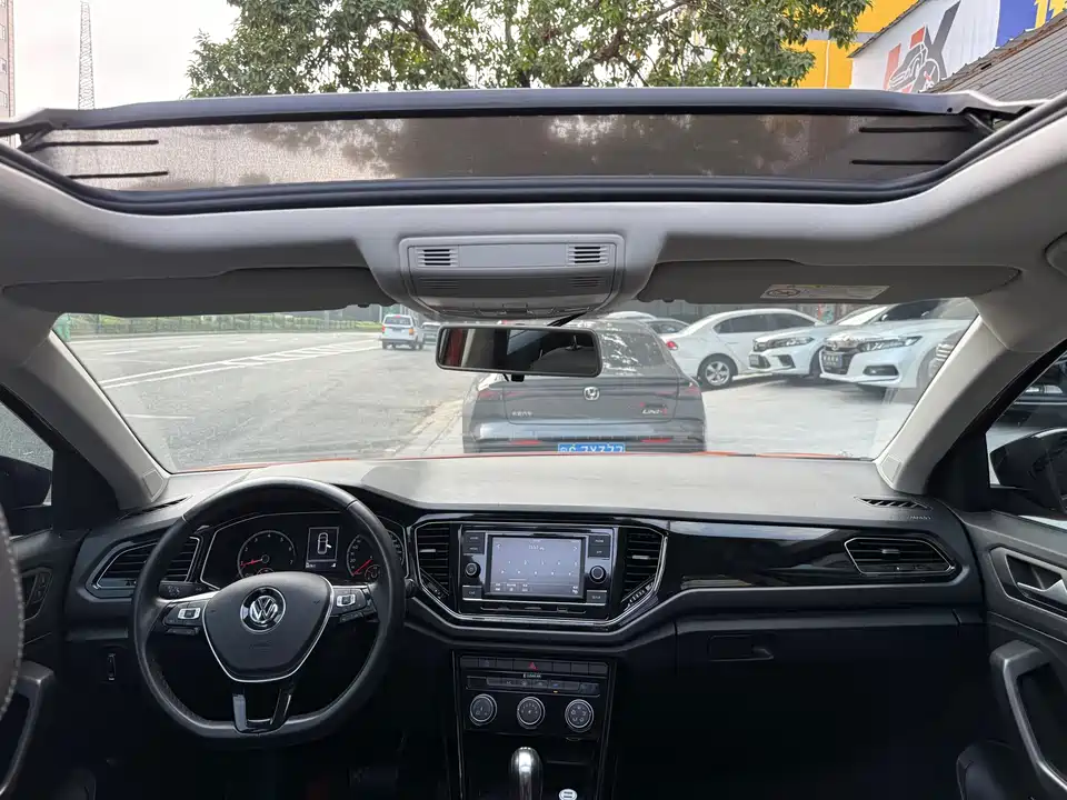 Volkswagen T-ROC exploring Songs