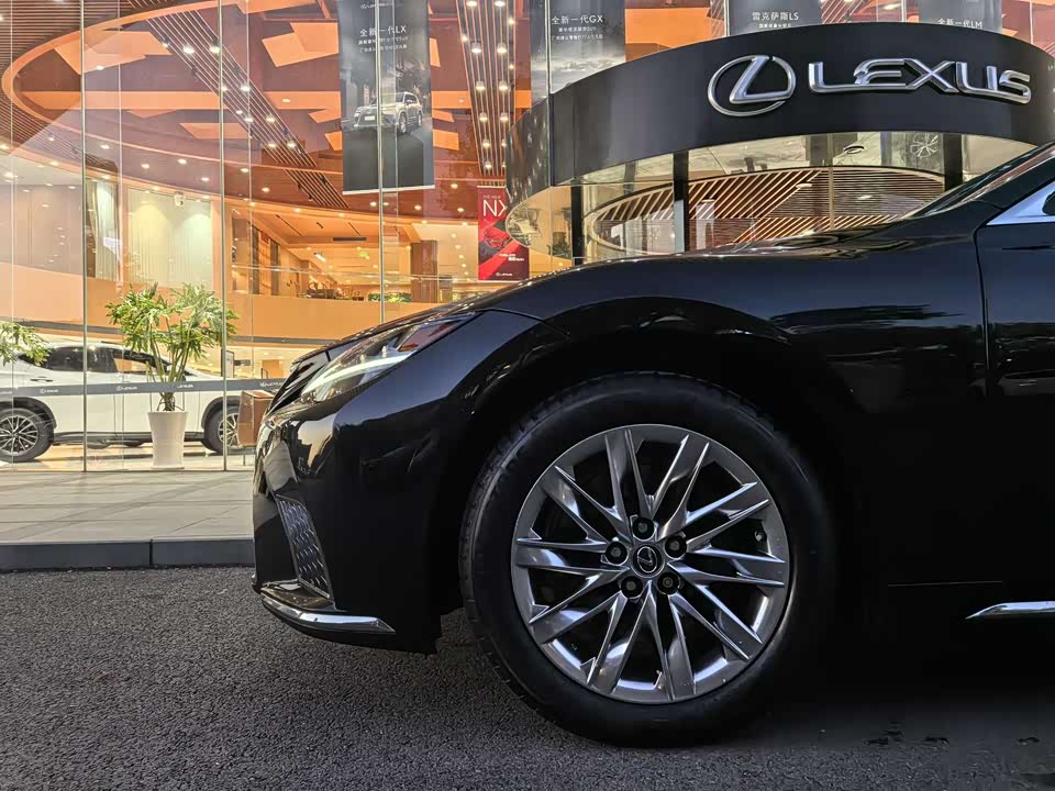 Lexus LS