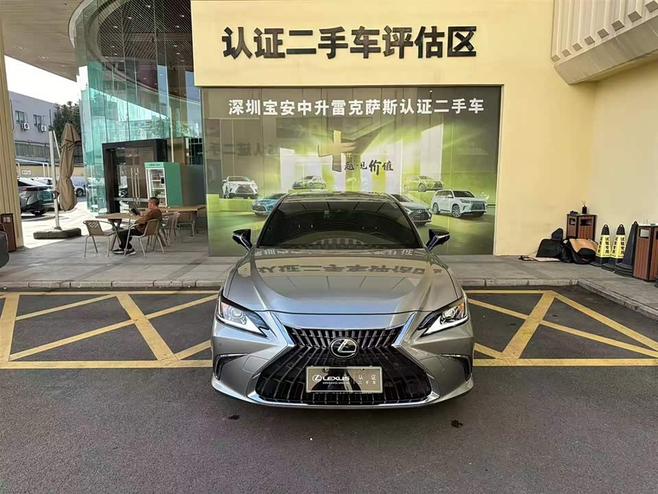 Lexus ES