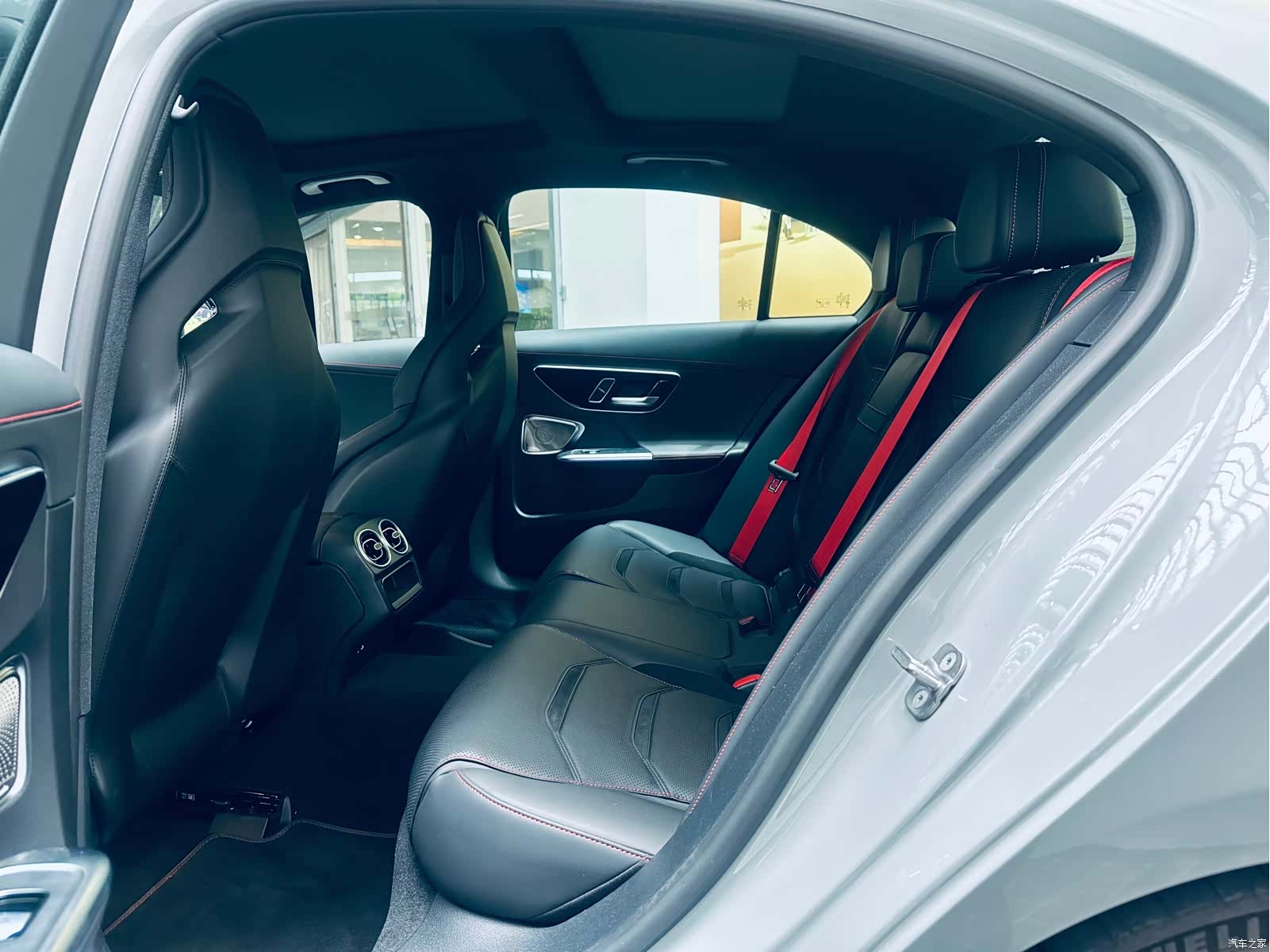 Mercedes-Benz C-Class, 2025 10