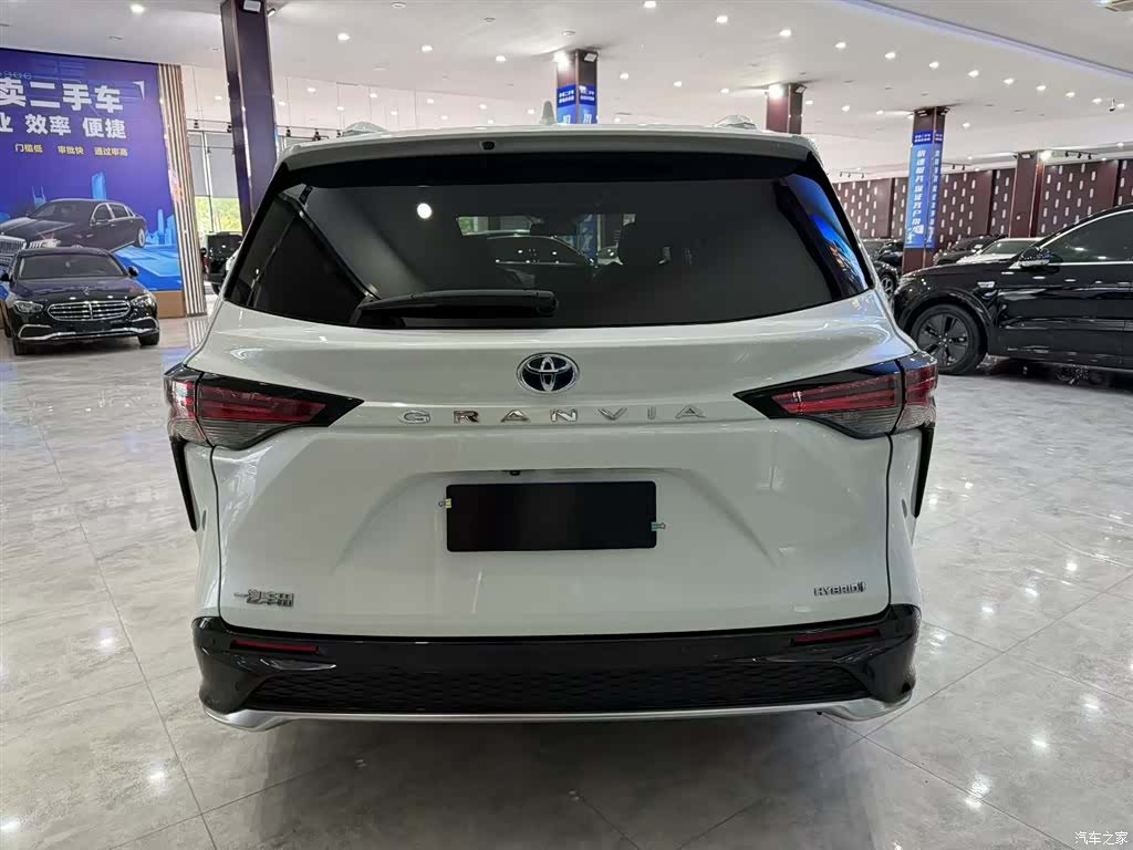 Toyota Granvia, 2024 4