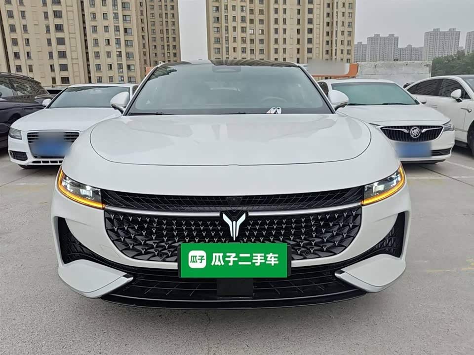 VOYAH Lantu chasing light