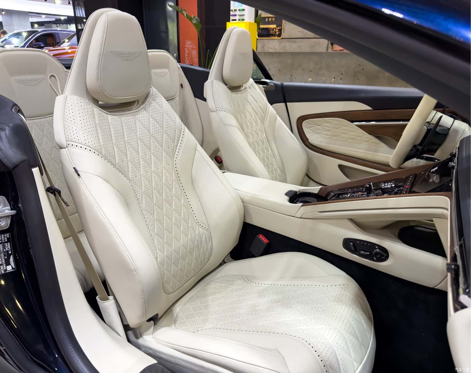 Aston Martin DB12, 2025 25