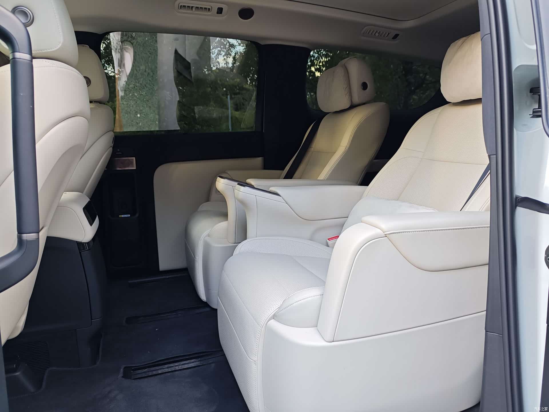 Li Auto MEGA, 2025 12