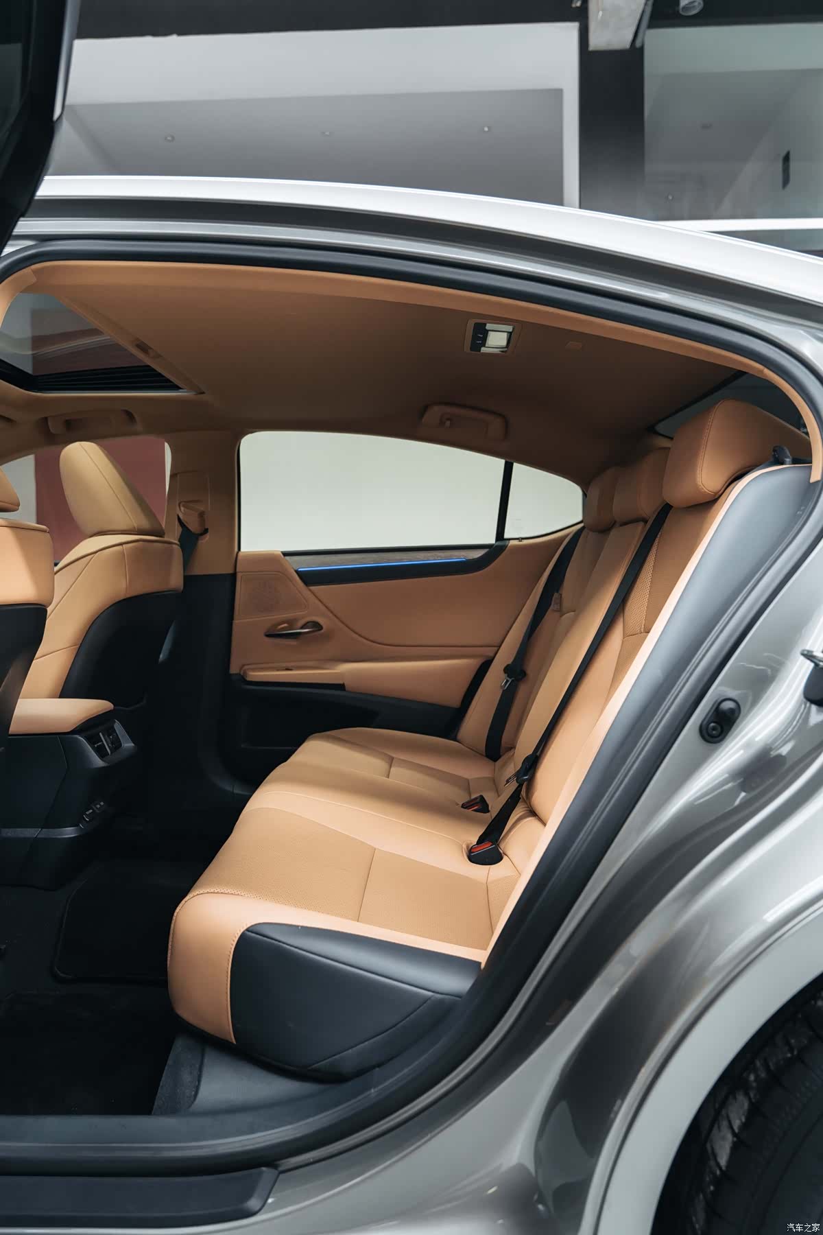 Lexus ES, 2025 10