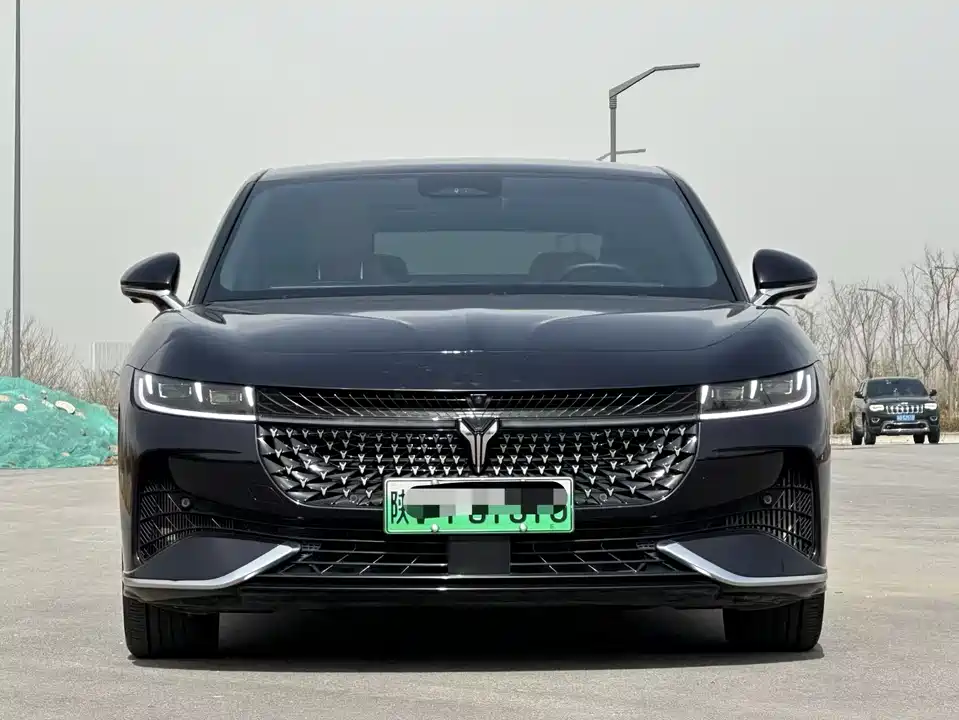 VOYAH Lantu chasing light