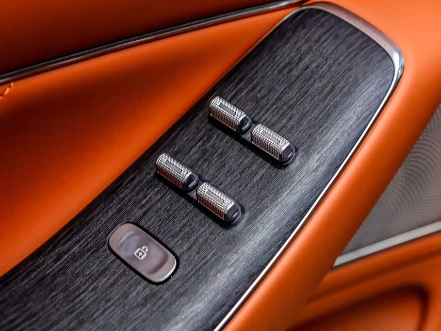 AITO Ask the world M8