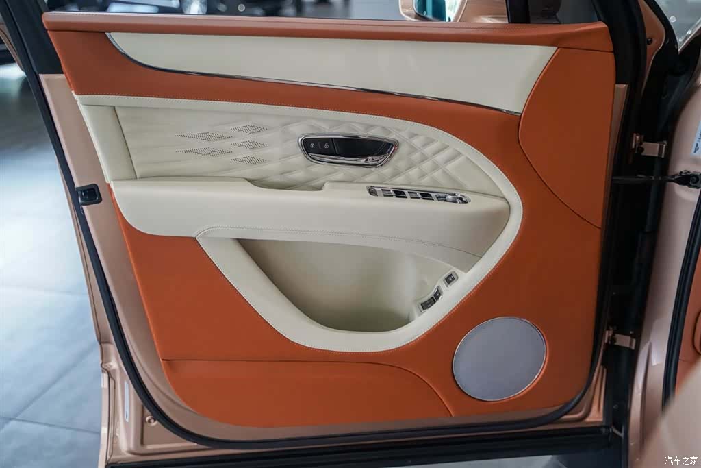 Bentley Bentayga, 2023 9