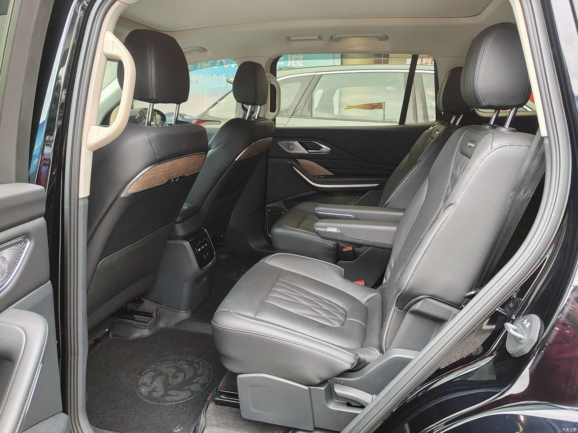 Hongqi HS7, 2025 12