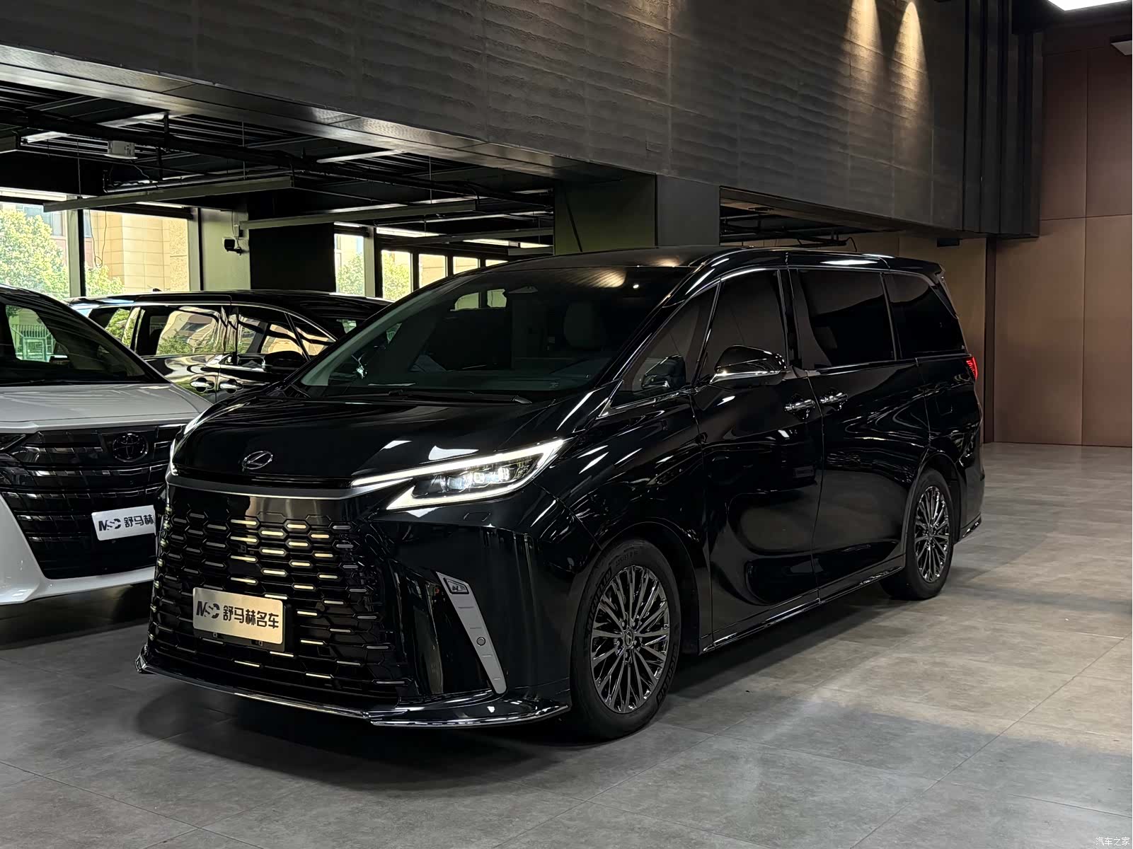 Lexus LM, 2024 1