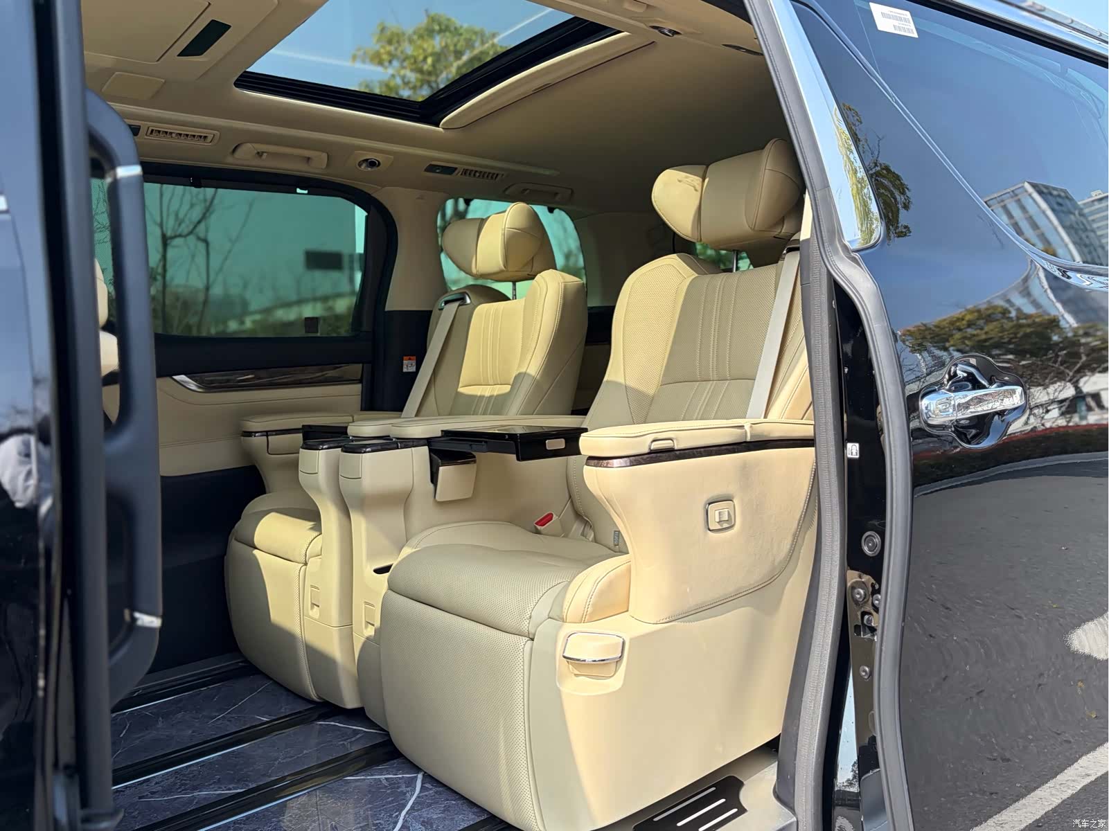 Toyota Alphard, 2022 11