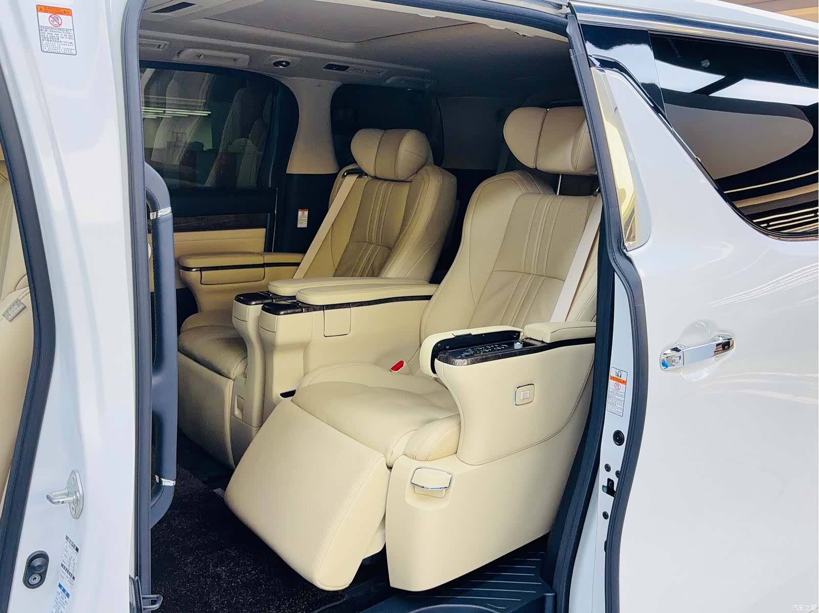 Toyota Alphard, 2022 9