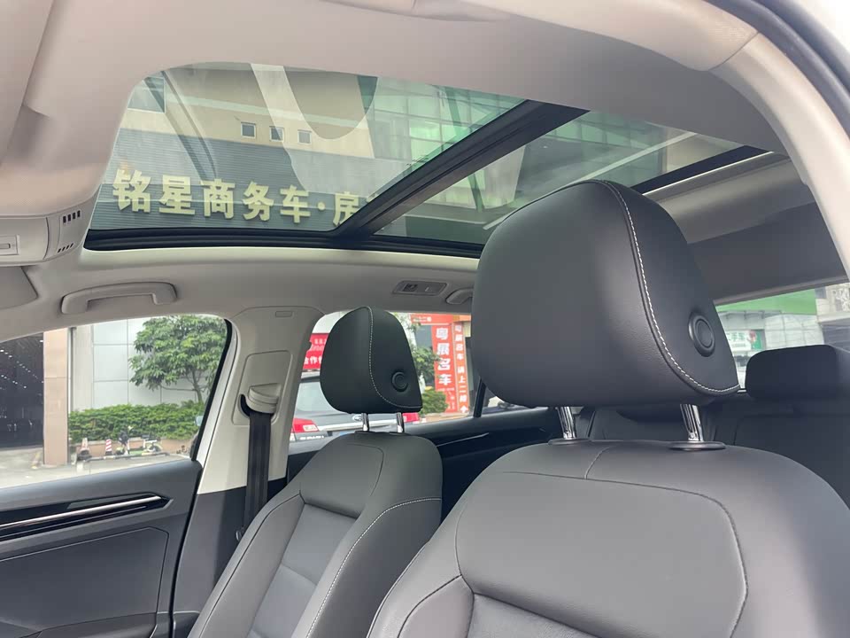 Volkswagen T-ROC exploring Songs