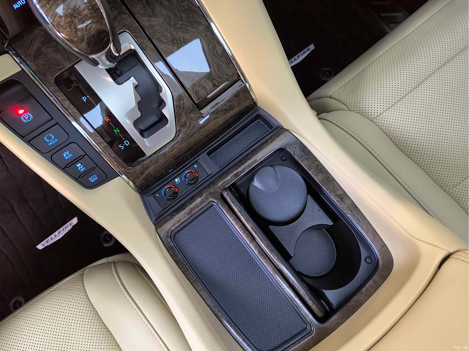 Toyota Vellfire, 2022 10