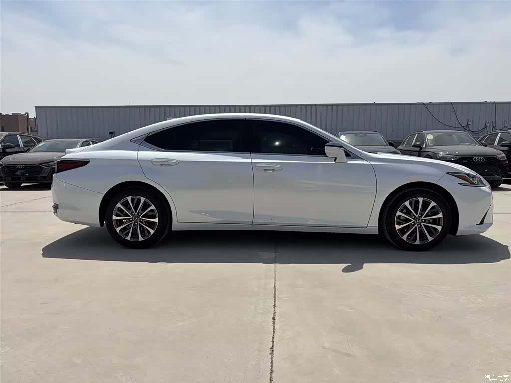 Lexus ES, 2023 все фото