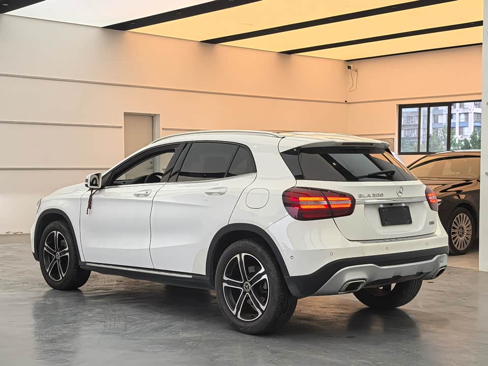 Mercedes-Benz GLA Mercedes-Benz GLA