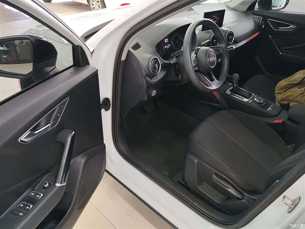 Audi Q2L, 2019 13